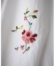45R（フォーティファイブアール）の「ハケ目フラワー刺繍スカート
