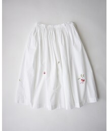 45R（フォーティファイブアール）の「ハケ目フラワー刺繍スカート