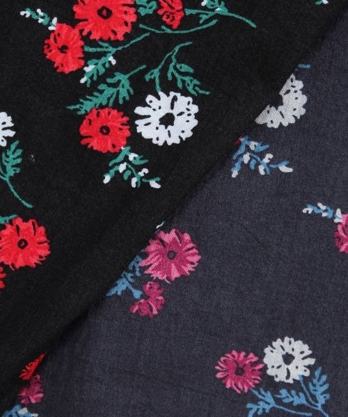 studio CLIP（スタディオクリップ）の「60ローンフラワープリントブラウス（トップス・ブラック/ネイビー）」の11枚目の写真