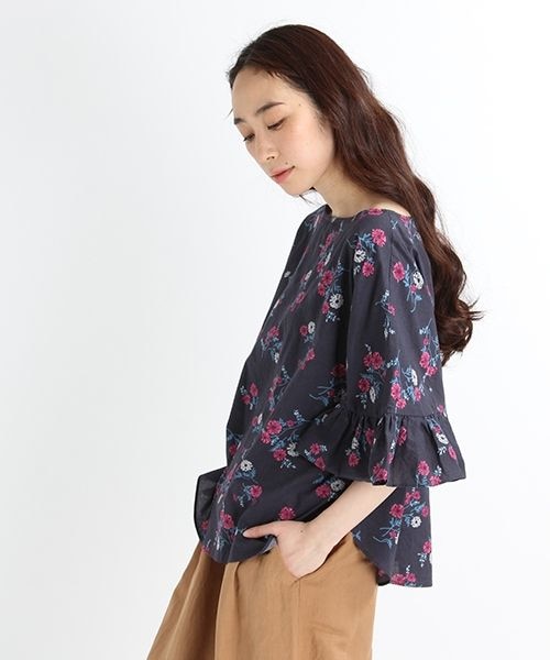 studio CLIP（スタディオクリップ）の「60ローンフラワープリントブラウス（トップス・ブラック/ネイビー）」の5枚目の写真