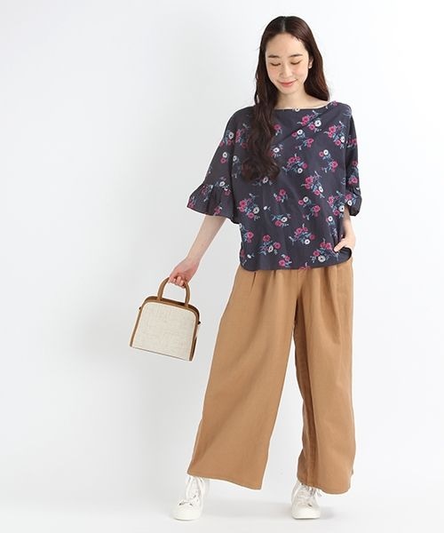 studio CLIP（スタディオクリップ）の「60ローンフラワープリントブラウス（トップス・ブラック/ネイビー）」の4枚目の写真