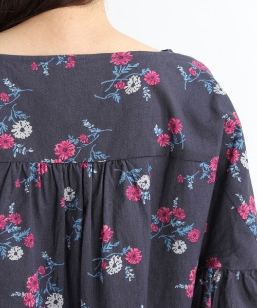 studio CLIP（スタディオクリップ）の「60ローンフラワープリントブラウス（トップス・ブラック/ネイビー）」の10枚目の写真