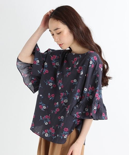 studio CLIP（スタディオクリップ）の「60ローンフラワープリントブラウス（トップス・ブラック/ネイビー）」の2枚目の写真
