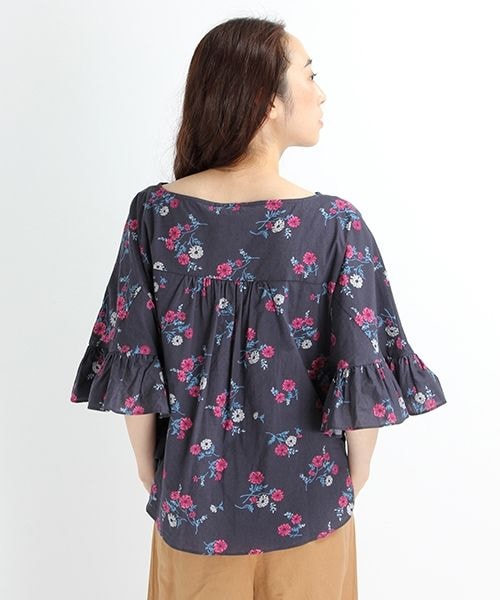 studio CLIP（スタディオクリップ）の「60ローンフラワープリントブラウス（トップス・ブラック/ネイビー）」の6枚目の写真