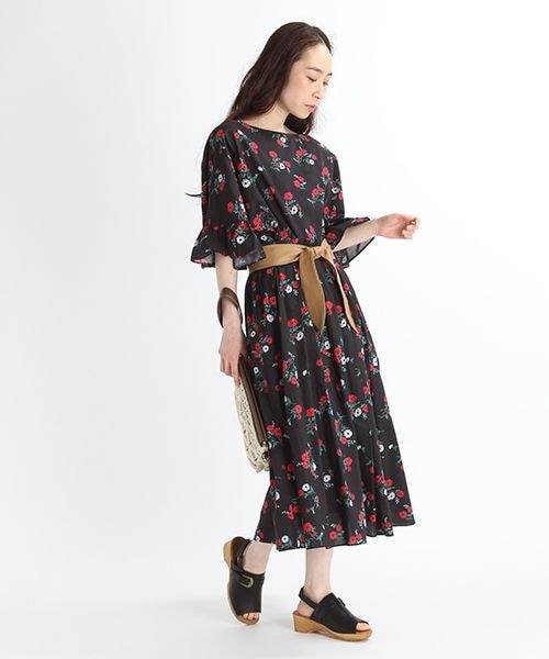 studio CLIP（スタディオクリップ）の「60ローンフラワープリントブラウス（トップス・ブラック/ネイビー）」の3枚目の写真