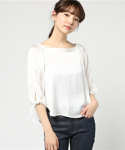 INTERPLANET(インタープラネット)の「ヴィンテージサテン/デニムオフショル袖リボンブラウス(シャツ/ブラウス・レディース・オフホワイト/グレー/ブルー・FREE)」の2枚目の写真