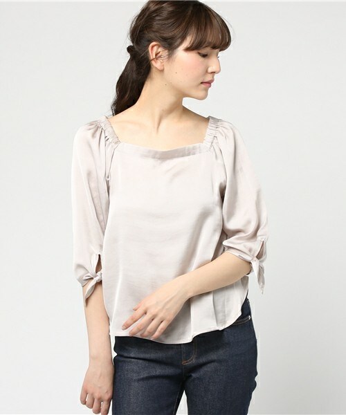 INTERPLANET(インタープラネット)の「ヴィンテージサテン/デニムオフショル袖リボンブラウス(シャツ/ブラウス・レディース・オフホワイト/グレー/ブルー・FREE)」の1枚目の写真