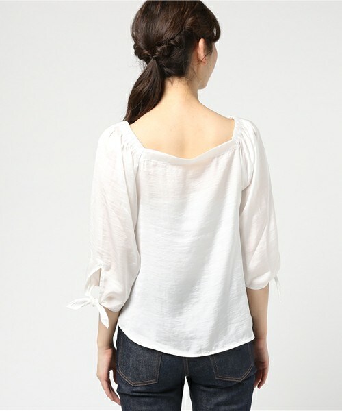 INTERPLANET(インタープラネット)の「ヴィンテージサテン/デニムオフショル袖リボンブラウス(シャツ/ブラウス・レディース・オフホワイト/グレー/ブルー・FREE)」の6枚目の写真