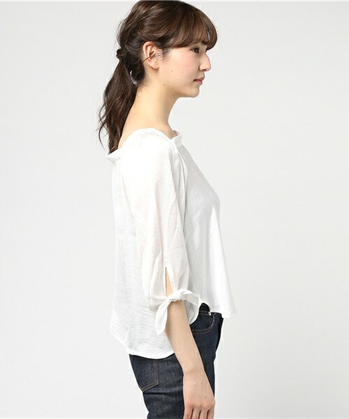 INTERPLANET(インタープラネット)の「ヴィンテージサテン/デニムオフショル袖リボンブラウス(シャツ/ブラウス・レディース・オフホワイト/グレー/ブルー・FREE)」の5枚目の写真