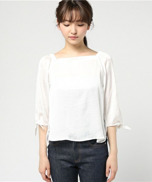 INTERPLANET(インタープラネット)の「ヴィンテージサテン/デニムオフショル袖リボンブラウス(シャツ/ブラウス・レディース・オフホワイト/グレー/ブルー・FREE)」の4枚目の写真