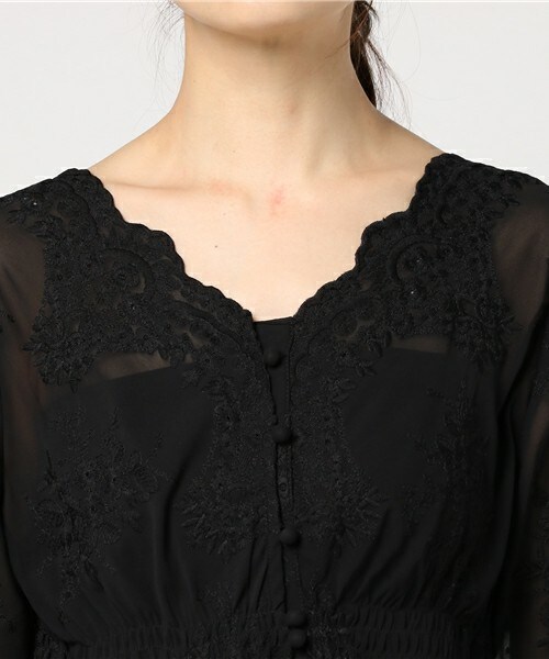 archives（アルシーヴ）の「袖フレア刺繍スカラガウンワンピース（ワンピース・レディース・オフホワイト/ブラック・MEDIUM）」の6枚目の写真