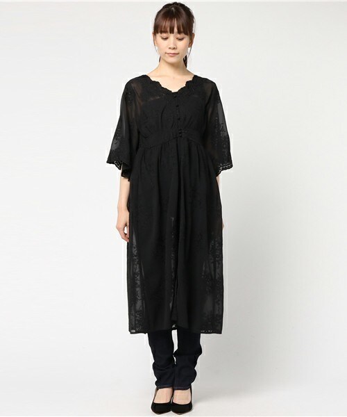 archives（アルシーヴ）の「袖フレア刺繍スカラガウンワンピース（ワンピース・レディース・オフホワイト/ブラック・MEDIUM）」の3枚目の写真