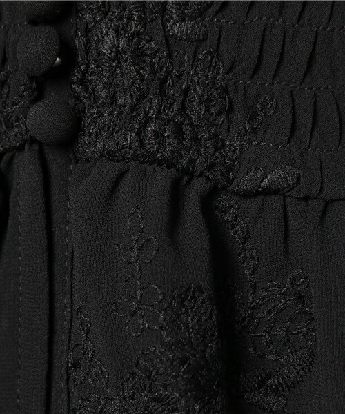 archives（アルシーヴ）の「袖フレア刺繍スカラガウンワンピース（ワンピース・レディース・オフホワイト/ブラック・MEDIUM）」の9枚目の写真