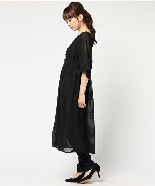 archives（アルシーヴ）の「袖フレア刺繍スカラガウンワンピース（ワンピース・レディース・オフホワイト/ブラック・MEDIUM）」の4枚目の写真