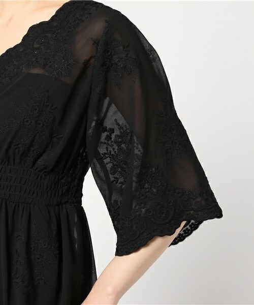 archives（アルシーヴ）の「袖フレア刺繍スカラガウンワンピース（ワンピース・レディース・オフホワイト/ブラック・MEDIUM）」の7枚目の写真