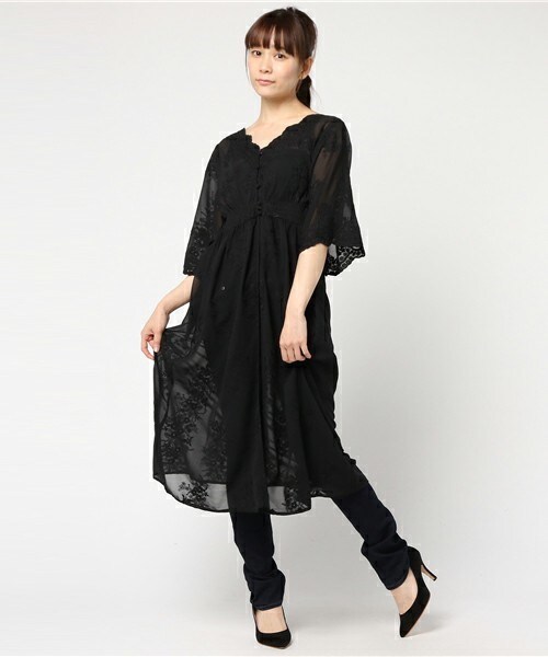 archives（アルシーヴ）の「袖フレア刺繍スカラガウンワンピース（ワンピース・レディース・オフホワイト/ブラック・MEDIUM）」の2枚目の写真