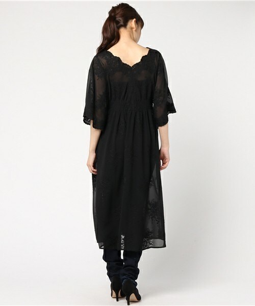 archives（アルシーヴ）の「袖フレア刺繍スカラガウンワンピース（ワンピース・レディース・オフホワイト/ブラック・MEDIUM）」の5枚目の写真