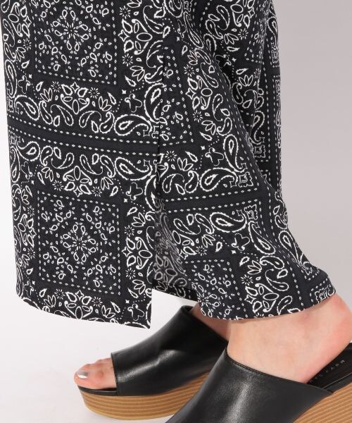 LOWRYS FARM（ローリーズファーム）の「★WEB先行予約アイテム★ハイウエストガラスリットワイドパンツ（パンツ・パイナップル/バンダナ柄）」の10枚目の写真