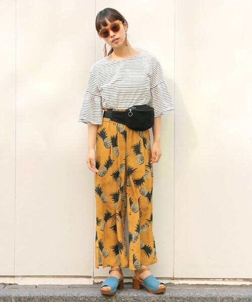 LOWRYS FARM（ローリーズファーム）の「★WEB先行予約アイテム★ハイウエストガラスリットワイドパンツ（パンツ・パイナップル/バンダナ柄）」の3枚目の写真