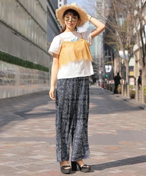 LOWRYS FARM（ローリーズファーム）の「★WEB先行予約アイテム★ハイウエストガラスリットワイドパンツ（パンツ・パイナップル/バンダナ柄）」の4枚目の写真