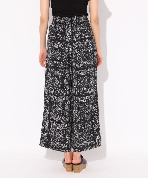 LOWRYS FARM（ローリーズファーム）の「★WEB先行予約アイテム★ハイウエストガラスリットワイドパンツ（パンツ・パイナップル/バンダナ柄）」の7枚目の写真