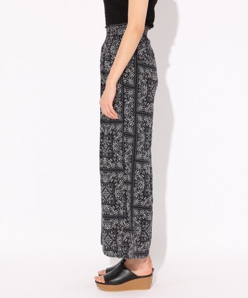 LOWRYS FARM（ローリーズファーム）の「★WEB先行予約アイテム★ハイウエストガラスリットワイドパンツ（パンツ・パイナップル/バンダナ柄）」の6枚目の写真