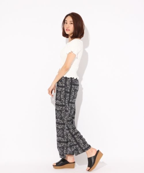 LOWRYS FARM（ローリーズファーム）の「★WEB先行予約アイテム★ハイウエストガラスリットワイドパンツ（パンツ・パイナップル/バンダナ柄）」の5枚目の写真