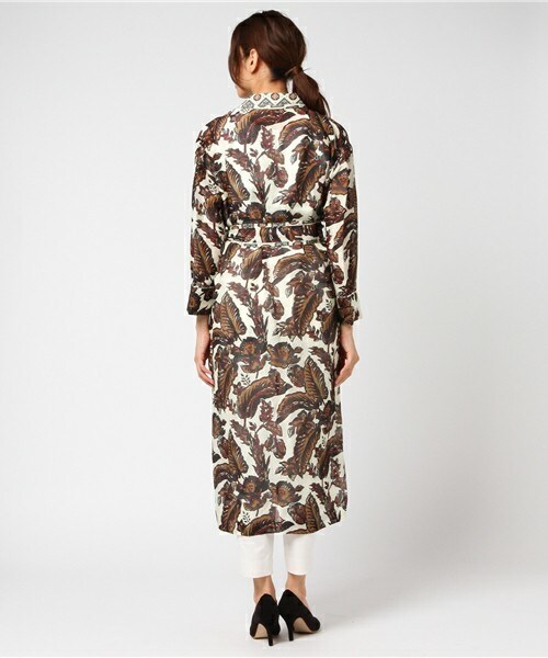 muller of yoshiokubo（ミュラーオブヨシオクボ）の「muller of yoshiokubo ボタニカルガウン（その他アウター・レディース・オフホワイト/グリーン・36）」の4枚目の写真