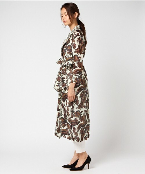 muller of yoshiokubo（ミュラーオブヨシオクボ）の「muller of yoshiokubo ボタニカルガウン（その他アウター・レディース・オフホワイト/グリーン・36）」の3枚目の写真