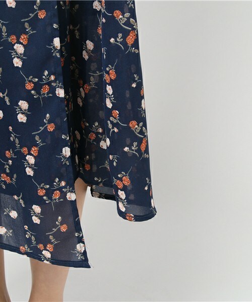 archives（アルシーヴ）の「【ペチ付】小花柄カシュクールガウンワンピース（ワンピース・レディース・オフホワイト/ネイビー/イエロー・MEDIUM）」の9枚目の写真