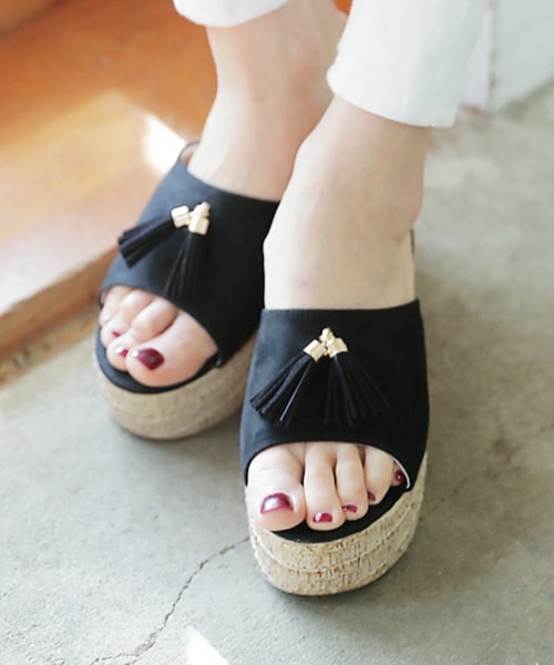 DHOLIC(ディーホリック)の「タッセルポイントウェッジソールサンダル(サンダル・レディース・225/230/235/240/245)」の2枚目の写真