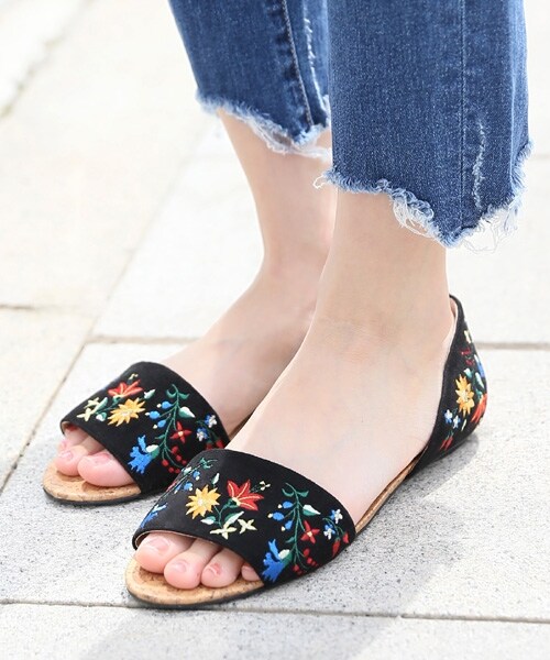 LOWRYS FARM(ローリーズファーム)の「★WEB先行予約アイテム★オープントゥセパレートパンプス(シューズ・ブラック/刺繍)」の2枚目の写真