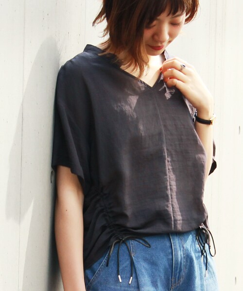 PAGEBOY（ページボーイ）の「【PAGEBOY】シャドーシャーリングブラウス（トップス・レディース・オフホワイト/ブラック/アプリコット）」の2枚目の写真