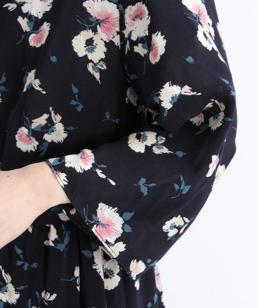 studio CLIP（スタディオクリップ）の「レーヨンフラワープリントＶネックワンピース（ワンピース/ドレス・ベージュ/ネイビー）」の6枚目の写真
