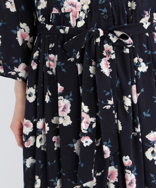 studio CLIP（スタディオクリップ）の「レーヨンフラワープリントＶネックワンピース（ワンピース/ドレス・ベージュ/ネイビー）」の8枚目の写真