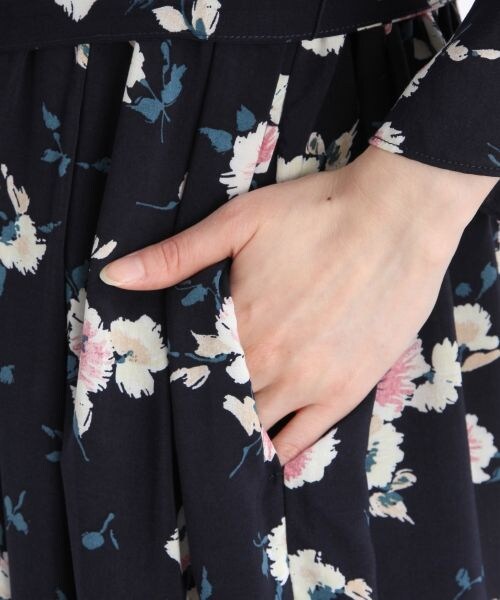studio CLIP（スタディオクリップ）の「レーヨンフラワープリントＶネックワンピース（ワンピース/ドレス・ベージュ/ネイビー）」の7枚目の写真