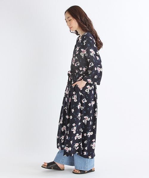 studio CLIP（スタディオクリップ）の「レーヨンフラワープリントＶネックワンピース（ワンピース/ドレス・ベージュ/ネイビー）」の3枚目の写真
