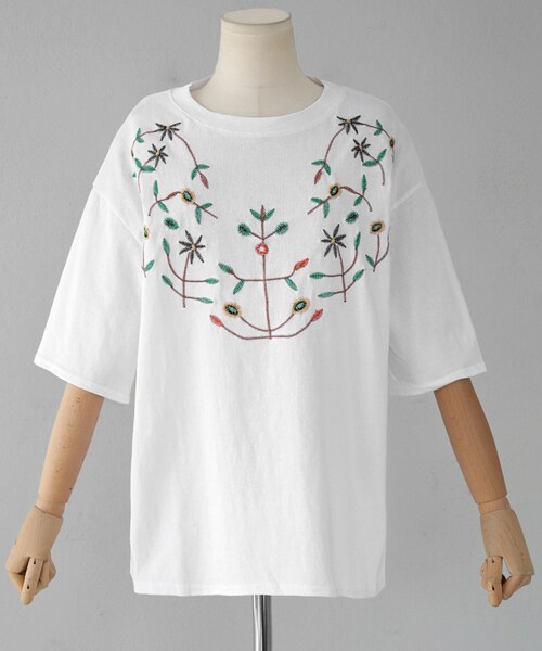 DHOLIC(ディーホリック)の「フラワー刺繍ハーフスリーブTシャツ(Tシャツ/カットソー・レディース・FREE)」の2枚目の写真