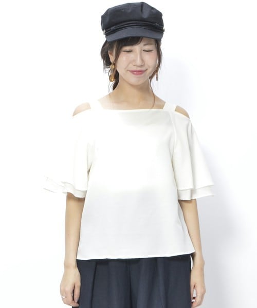 archives（アルシーヴ）の「フィブリルサテン肩紐フレア袖ブラウス（シャツ/ブラウス・レディース・オフホワイト/ブラウン/キャメル・MEDIUM）」の6枚目の写真