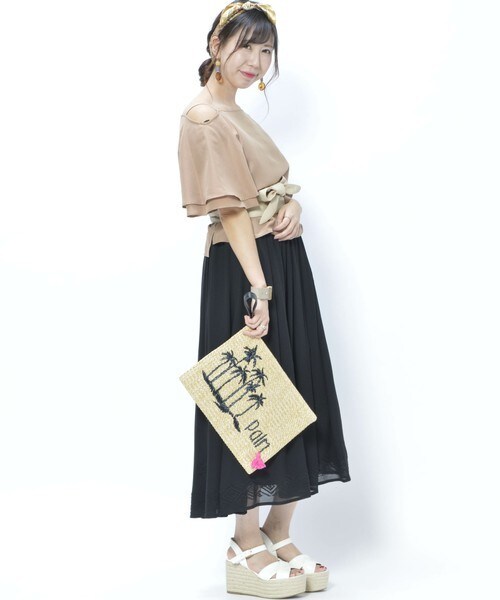 archives（アルシーヴ）の「フィブリルサテン肩紐フレア袖ブラウス（シャツ/ブラウス・レディース・オフホワイト/ブラウン/キャメル・MEDIUM）」の9枚目の写真