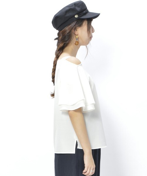 archives（アルシーヴ）の「フィブリルサテン肩紐フレア袖ブラウス（シャツ/ブラウス・レディース・オフホワイト/ブラウン/キャメル・MEDIUM）」の4枚目の写真