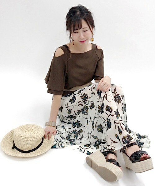 archives（アルシーヴ）の「フィブリルサテン肩紐フレア袖ブラウス（シャツ/ブラウス・レディース・オフホワイト/ブラウン/キャメル・MEDIUM）」の11枚目の写真