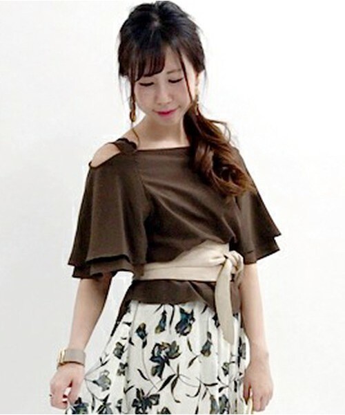 archives（アルシーヴ）の「フィブリルサテン肩紐フレア袖ブラウス（シャツ/ブラウス・レディース・オフホワイト/ブラウン/キャメル・MEDIUM）」の2枚目の写真