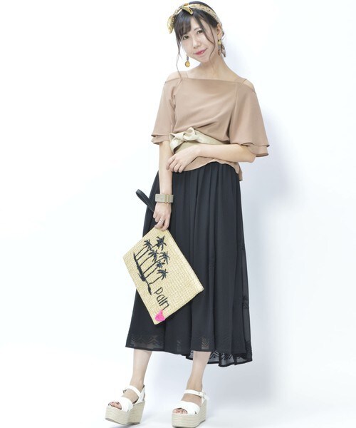 archives（アルシーヴ）の「フィブリルサテン肩紐フレア袖ブラウス（シャツ/ブラウス・レディース・オフホワイト/ブラウン/キャメル・MEDIUM）」の10枚目の写真