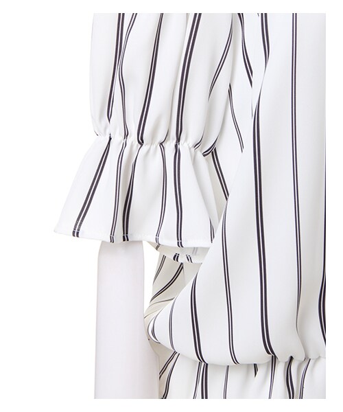 INGNI（イング）の「キャンディー袖オフショル5分袖／TOPS（トップス・レディース・ｵﾌﾎﾜｲﾄ/ﾏｽﾀｰﾄﾞ/ﾐﾝﾄｸﾞﾘｰﾝ/ﾌﾞﾙｰ/ｽﾄﾗｲﾌﾟ/ﾗﾍﾞﾝﾀﾞｰ/ﾋﾟﾝｸ/ｵﾌｸﾛ/ｽﾄﾗｲﾌﾟ・M）」の4枚目の写真