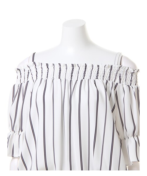 INGNI（イング）の「キャンディー袖オフショル5分袖／TOPS（トップス・レディース・ｵﾌﾎﾜｲﾄ/ﾏｽﾀｰﾄﾞ/ﾐﾝﾄｸﾞﾘｰﾝ/ﾌﾞﾙｰ/ｽﾄﾗｲﾌﾟ/ﾗﾍﾞﾝﾀﾞｰ/ﾋﾟﾝｸ/ｵﾌｸﾛ/ｽﾄﾗｲﾌﾟ・M）」の3枚目の写真
