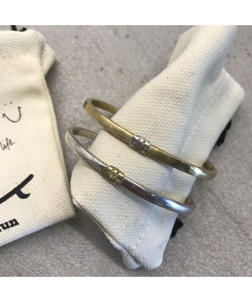 copine（コピン）の「ニコちゃんバングル(2color)【クリックポスト対象商品】（バングル/リストバンド・レディース・その他）」の2枚目の写真