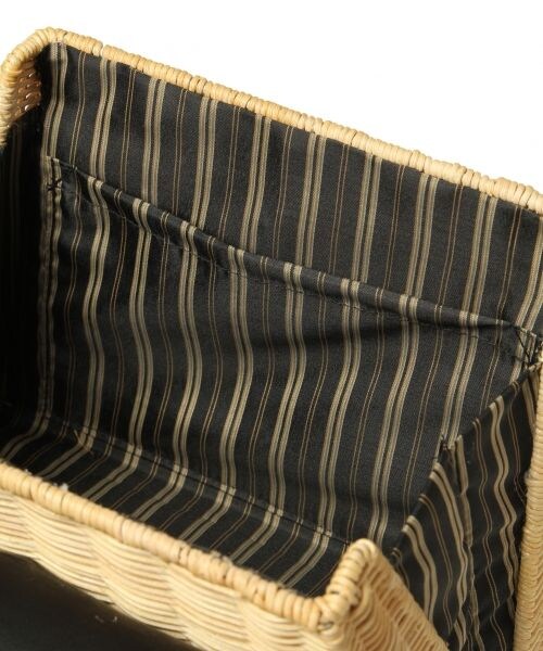 Andemiu（アンデミュウ）の「ラタンＰＵカブセＢＡＧ（バッグ・ホワイト/ブラック）」の12枚目の写真