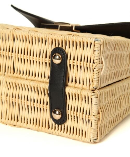 Andemiu（アンデミュウ）の「ラタンＰＵカブセＢＡＧ（バッグ・ホワイト/ブラック）」の8枚目の写真