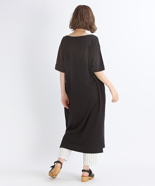 studio CLIP（スタディオクリップ）の「[WEB限定/機能性素材]アソートボートネックワンピース（ワンピース/ドレス・オフホワイト×ブラック/ブラウン×グリーン/ブラック）」の5枚目の写真